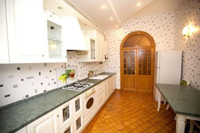 Flat in the city center Lägenhet Odessa Exteriör bild